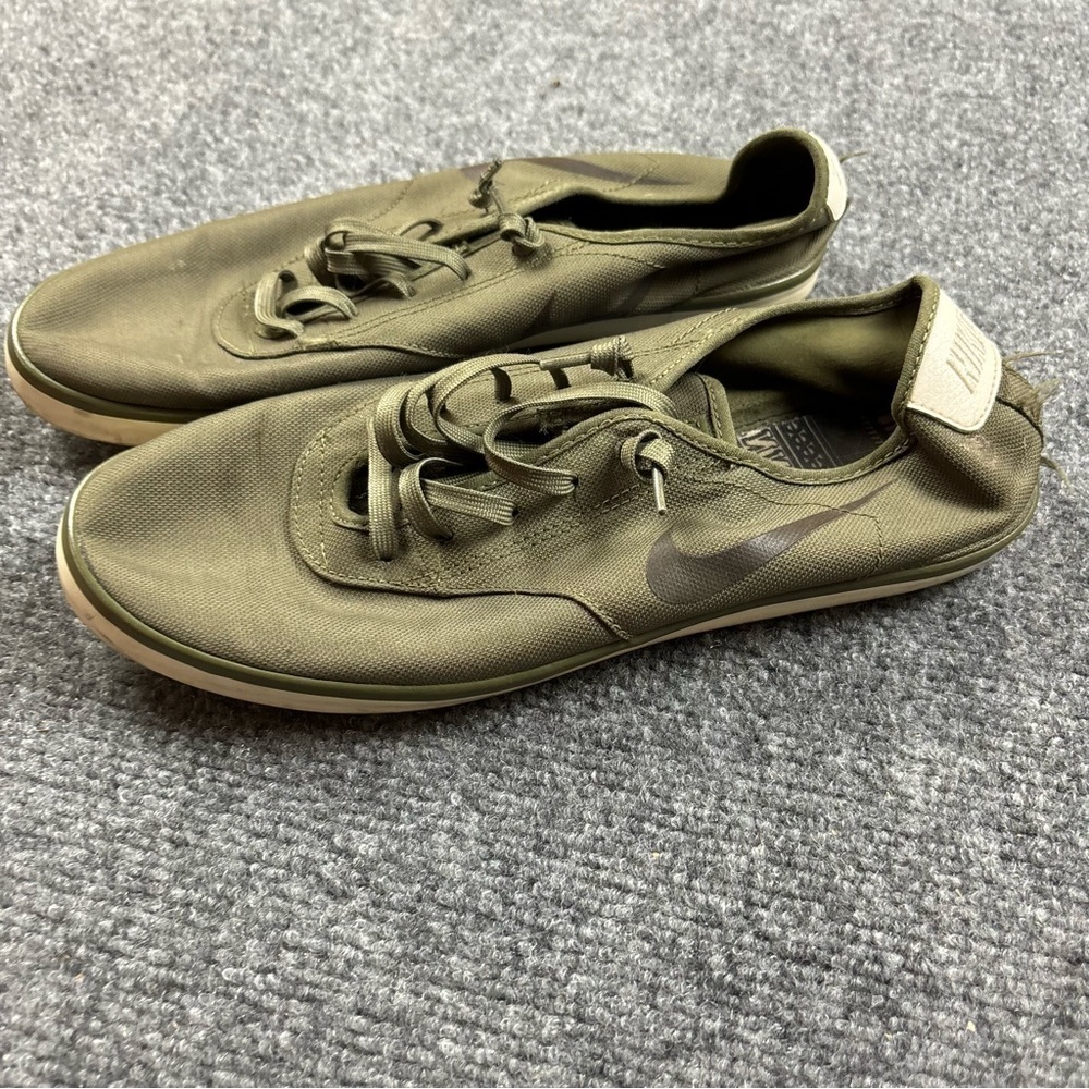 NIKE Women’s Army Green Lace Up Low rise Shoe size: 8.5